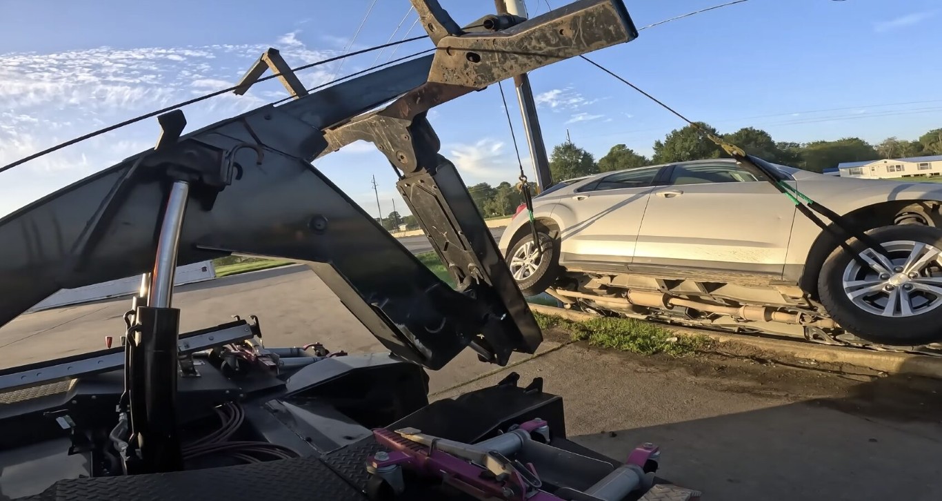 Emergency tow truck responding to a vehicle breakdown in North Babylon, NY